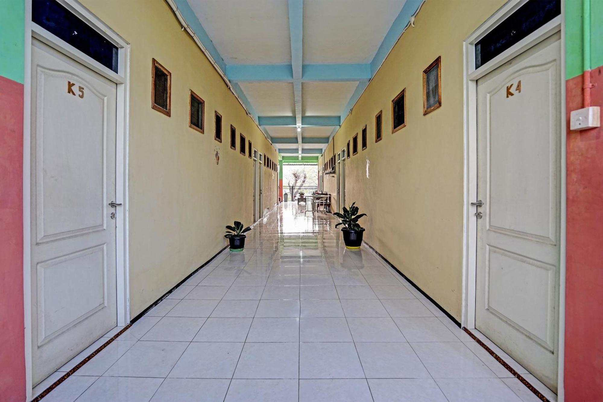 Oyo 91572 Kost Esklusif Barokah Hotel Pasuruan Exterior foto